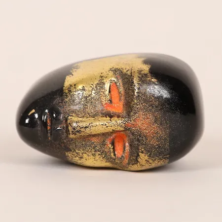 Glasskulptur "Brains Jiménez", Bertil Vallien, svart med gulddetaljer, signerad och numrerad 1090598, dustbag, skadad kartong.