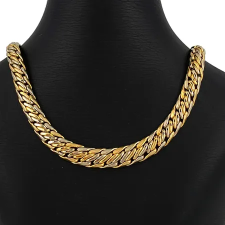Collier i 18K guld, doserad tvåfärgad modell, ej massiv, längd 49,5 cm, bredd 6-11 mm, tjocklek 2-4 mm, fint skick Vikt: 25,3 g
