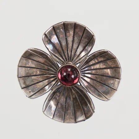 Brosch i form av blomma med rosa sten längd 34mm, bredd 34mm, Alton Guldvaru Ab år 1956, silver 830/1000 Vikt: 8,8 g