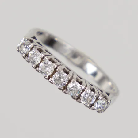 Ring med vita stenar stl:16, bredd 3-2mm, Vikt: 2,2 g