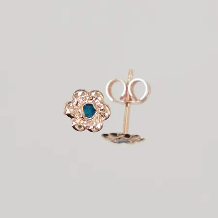 Ett par örhängen blommor med blågrön emalj, ca 6mm, 18K Vikt: 0,4 g