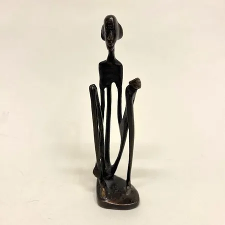 Figurin, sittande man, sannolikt Afrika, höjd 20cm, patinerad metall Skickas med paket.