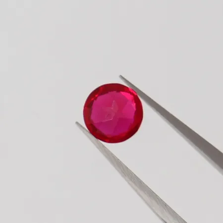Lös rubin ca 4,96x4,95x3,50mm ca 0,62ct sannolikt syntetisk.  Vikt: 0 g