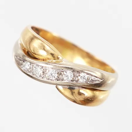 Ring med diamanter 2x0,03ct samt 3x0,05ct stl:18 bredd: 4-8mm, gul/vitguld, 18K Vikt: 4,4 g