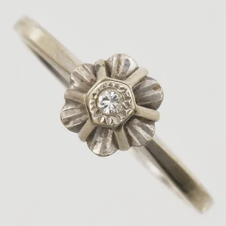 Ring med diamant 1xca0,02ct stl:16½, bredd 1,5-7mm, vitguld, 18K Vikt: 2,3 g