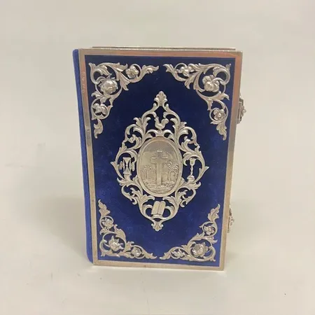 Den nya swenska psalmboken, blå sammet med silverdekor 17x12cm,  tryckt Johan Beckman Stockholm år 1862, gravyr på pärm, namn på försättsblad Vikt: 0 g