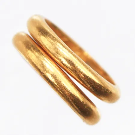 2 Släta ringar, stl:16½, gravyr 23K. Vikt: 13,4 g