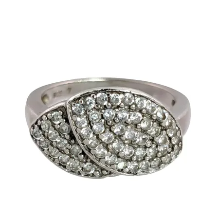 Ring silver 925/1000 vita stenar (samtliga i behåll), stl:17½ mm, bredd 2,2-12,5 mm Vikt: 4,7 g