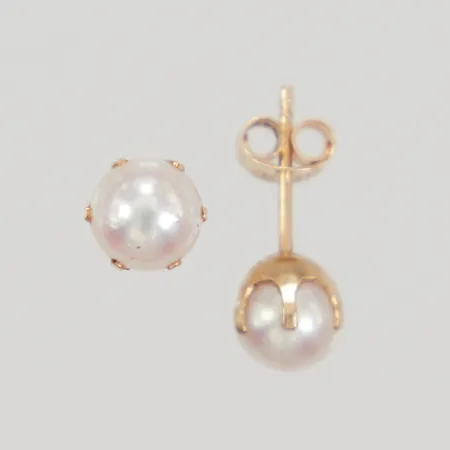 Ett par örhängen medodlade pärlor Ø ca 5,5mm, 18K Vikt: 1 g