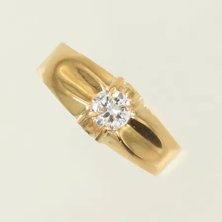 Ring med vit sten stl 20¼, bredd 5-8mm, 18K, 3g Vikt: 3 g