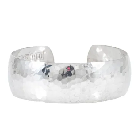 Stelt armband med hamrad yta innermått 19cm 63x57mm bredd 21,5mm Stämplad Q10 (1990) ESM (Svedbom Guldsmeds AB, Vetlanda), handarbete sterling, S och kattfot, silver 925/1000 28,1g. 