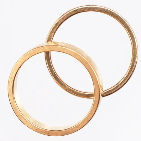 2 Ringar, en med diamanter 2 x ca0.02ct, stl:17¾, Gravyr, 18K Vikt: 10,2 g