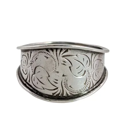 Ring silver 925/1000, stl:18¼ mm, "växt & bladdekor", bredd 4,5-13,5 mm, tillverkarstämpel NCS Vikt: 2,9 g