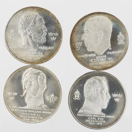 Fyra mynt Ø32mm, mynttyper präglade under Oscar I:s, Oscar II:s, Carl XV:s, Gustaf V:s regeringstid, silver 830/1000 Vikt: 72,9 g