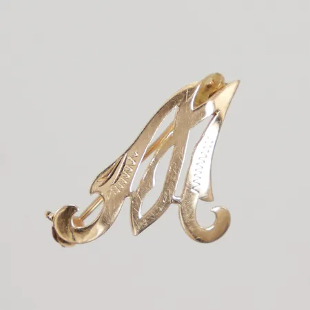 Brosch bokstav M 26x16mm, Italienska stämplar, 18K, Vikt: 1,7 g