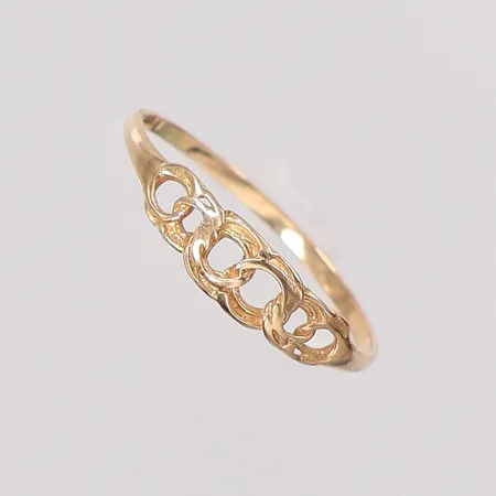 Ring Bismarck stl:18, bredd 1,3-4,4mm, skev, 18K. Vikt: 0,9 g