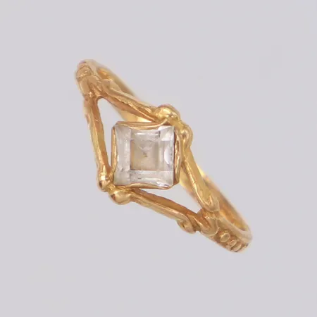 Ring med vit sten, nagg, skev, ostämplad 18K Vikt: 1,2 g