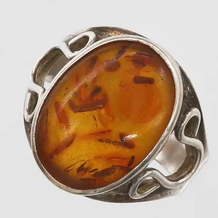 Ring med bärnsten stl:18¼, bredd 3-81mm, silver 835/1000 Vikt: 4,4 g