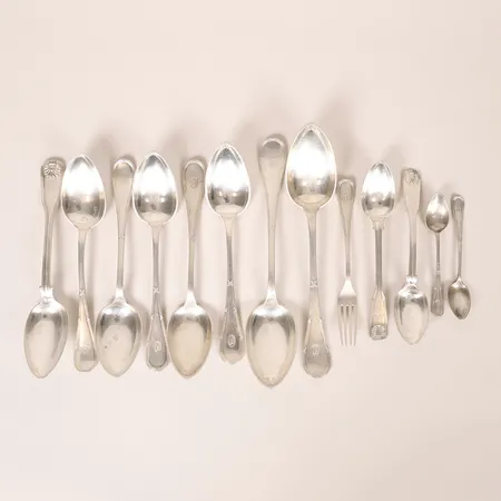 Tolv skedar och en gaffel längder 10,5-21,5cm, olika delar, gravyr, silver 830/1000 Vikt: 542,1 g