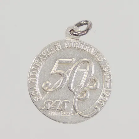 Hänge Ø ca 15mm SAS Scandinavian airlines 50år 1946-1996, Sporrong 925/1000 silver Vikt: 4 g