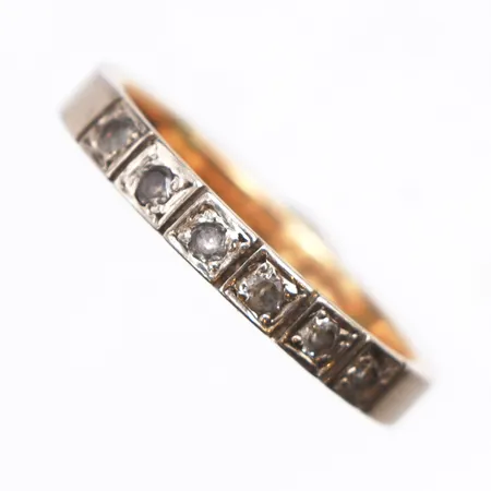Ring med 6 vita stenar, stl:17¼, 18K. Vikt: 3,4 g