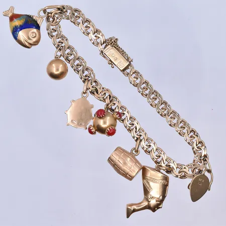 Armband Bismarck med 7 berlocker längd 19,5 cm, bredd 6 mm 18K. Vikt: 26,2 g