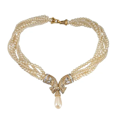 Collier Oscar de la Renta (1932-2014), syntetiska pärlor, 6-radig modell, hänge/lås i förgylld metall, strass-stenar, hängande pärlkläpp, tillverkarmärkt OR på hängets undersida, längd 42,5 cm, någon enstaka sten saknas (framför allt på lås), fint skick för övrigt, vikt 58 gram 