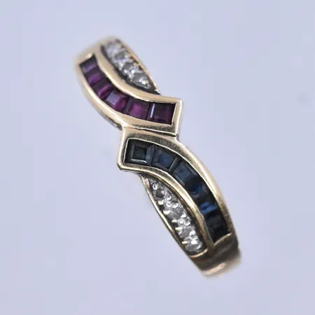 Ring med vita, blåa och röda stenar stl:17, bredd 2-6 mm 18K. Vikt: 2,4 g