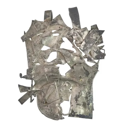 Klädhängare silver (tillverkad av restmaterial vid smyckestillverkning), längd omkring 10 cm, bredd omkring 8 cm, ej stämplad Vikt: 109,7 g