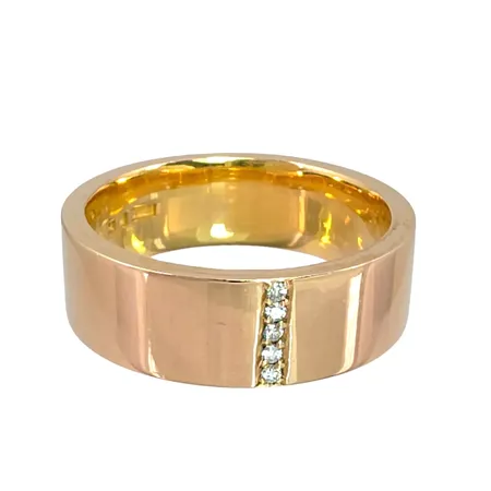 Diamantring, 18K guld, Diamanter 5 x 0,005ct, Guldsmed Björn Nilsson AB (GBON), Kristianstad 2015, stl:20½ mm, bredd 7,5 mm, fint skick, borttag av gravyr ingår Vikt: 15,5 g