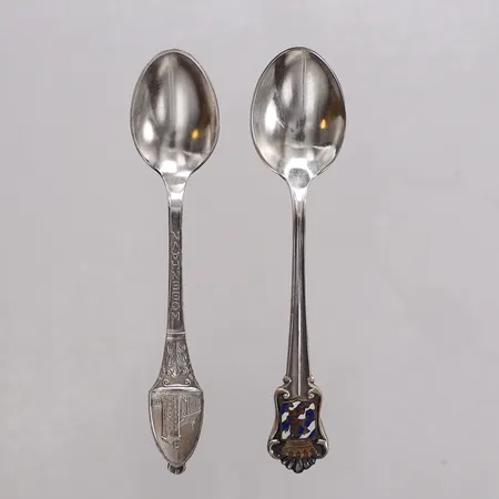 2 Skedar olika modeller, längd 10,5cm. Nysilver
