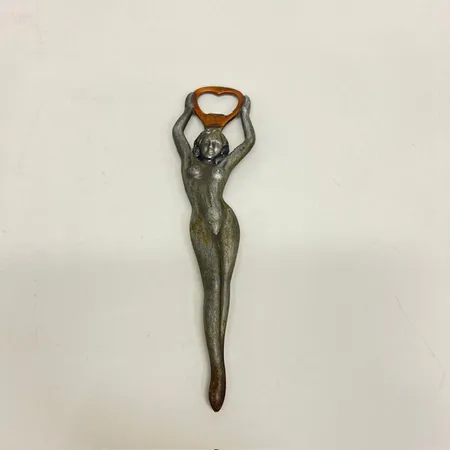 Kapsylöppnare kvinna, längd 22cm, mässing/metall