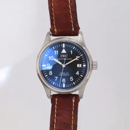 Herrur IWC Schaffhausen Pilot Mark XV, automat, stål, datum, ref IW325301, cal C.30110, verk-nr 2880494, boett-nr 30428623253, läderband slitet (ej original), serie-nr 3042862, certifikat 18/12-04, servicebehov, manual, box sliten