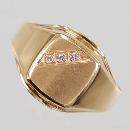 Ring med diamanter 3x0,01ct 8/8-slip, stl: 19¾, bredd 3,8-13,7mm, 18K Vikt: 2,7 g