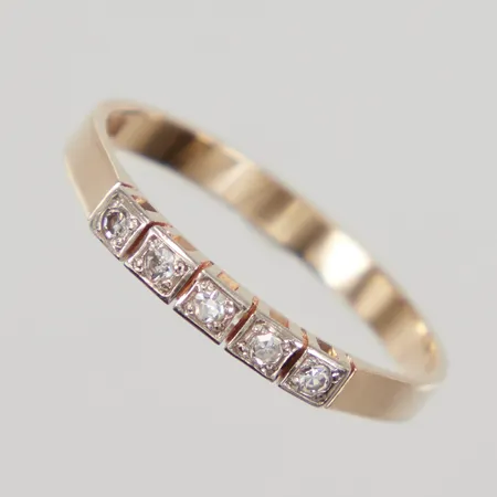 Ring 8/8-slipade diamanter ca 5 x 0,02ct, 3st indikerar på syntetiska, stl:18½, bredd 2,4-2,5mm, Kaplans Safir AB år 1981, 18K, Vikt: 2,2 g