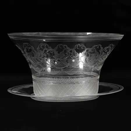 Glasskål med underfat Edward Hall, glas med etsad dekor, 1900-talets första del, otydligt signerad numrerad, små märken. Vikt: 0 g Skickas med postpaket.