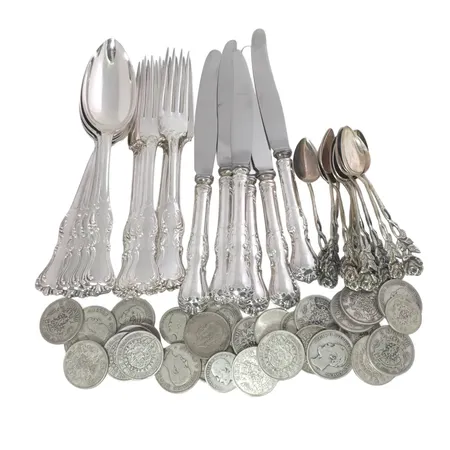 Parti silvermynt, 40-80 %, finvikt cirka 312g, Parti silverbestick, 830/1000, totalvikt 1184g (knivar med blad i stål väger 357,6g) 