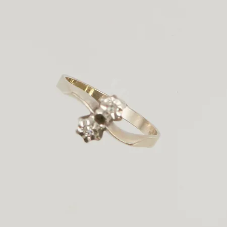 Ring med diamanter stl18 bredd:2,3-9mm 18K 2,6g.