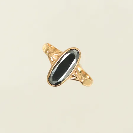 Ring med svart sten Onyx, stl 18¼ bredd 2-14mm, 18K 2,3g totalt. 