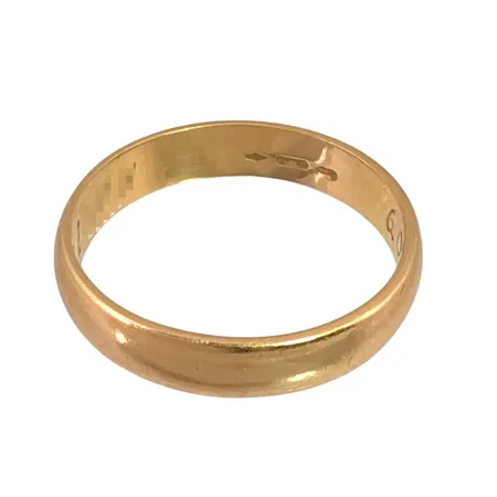 Ring i 18K guld, slät modell, UnoAerre, stl:19¾ mm, bredd 4,3 mm, invändig gravyr Vikt: 4,8 g