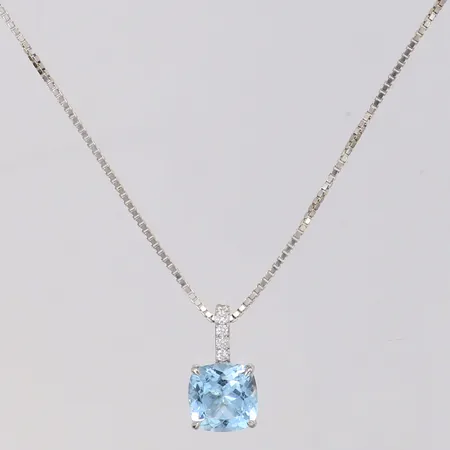 Kedja, Venezia, längd 42,5cm, bredd 1,0mm, GHA, Hänge med fasettslipad ljusblå topas, mindre nagg och diamanter 0,12ctv, längd 18,5mm, vitguld 18K Vikt: 7,5 g
