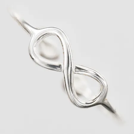 Ring med evighetstecknet stl:17½, bredd 1-5mm, öppen skena, silver 925/1000 Vikt: 0,6 g