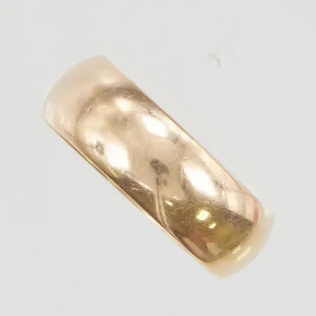 Ring, graverad, stl17¾ bredd:6,8mm 18K 7,7g.
