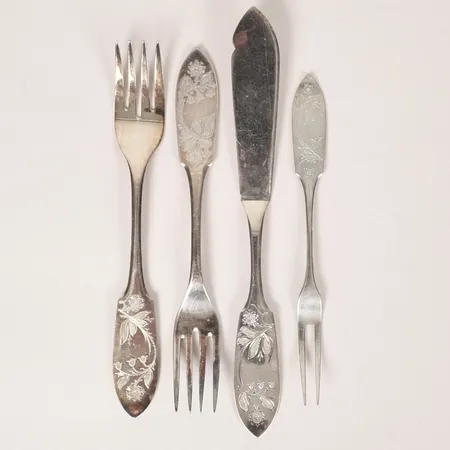 Fyra bestick längd 17-22cm, udda delar, en med gravyr, silver 830/1000 Vikt: 158,3 g