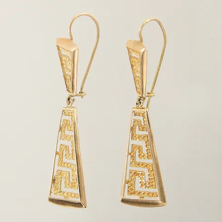 Örhängen genombruten dekor 55x12mm något skeva krokar 18K Vikt: 6,8 g