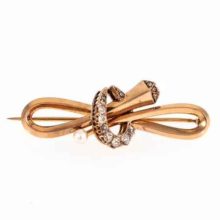 Brosch i 18K guld med 12 gammal- och rosenslipade diamanter Ø 1,3 - 2,5 mm samt en odlad pärla. Mått 47,2 x 16 mm. Vikt 6,2g. En rosenslipad pyttesten saknas.