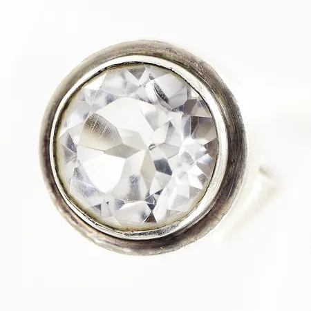 Ring bergkristall design av Anders Högberg, nyproduktion, år 2016, Göteborg, Högbergs Eftr Anette & Marie Silver, stl 16, höjd från skenan 11mm, bredd 7-19mm, mindre nagg på sten, silver 925/1000 Vikt: 13,6 g