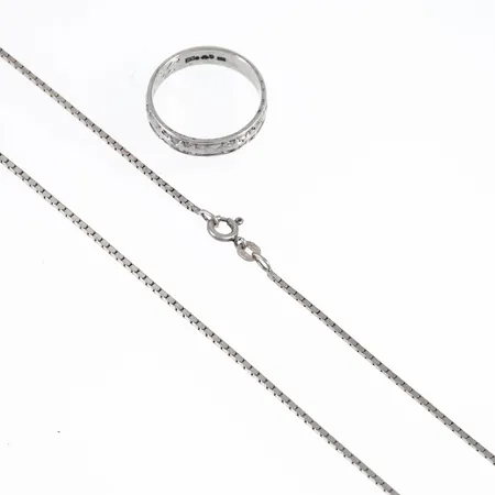 En kedja halvstel 45cm bredd 1,1mm och en ring stl:20 graverad, silver 8,1g.