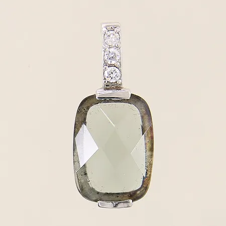 Hänge med grön samt vita stenar 30x13mm, silver 925/1000 Vikt: 3,9 g