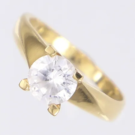 1 ring med vit sten stl 17¼ bredd 2-7mm 18K Vikt: 3 g